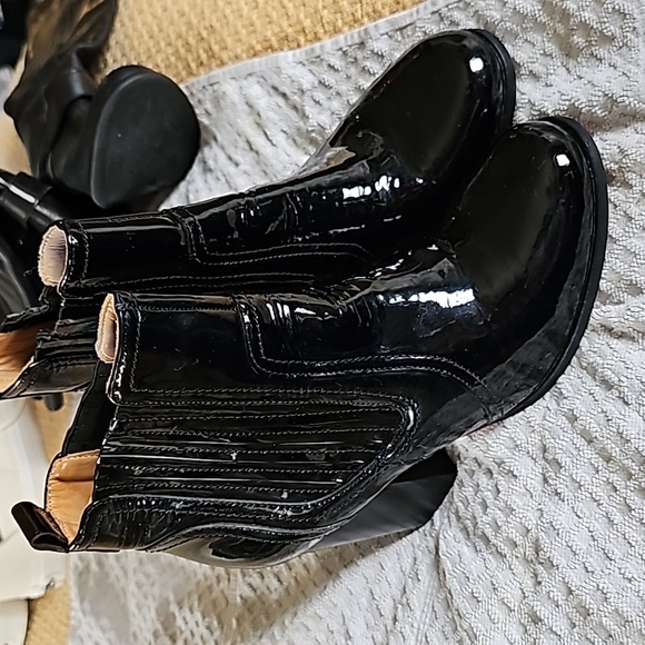 STUNNING BILL BLASS BIANCA PATENT LEATHER SLIP ON BOOTIES - Picture 2 of 12